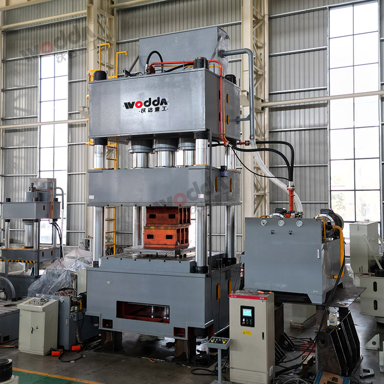 1500噸四柱拉伸液壓機(jī)側(cè)視圖 1500噸四柱拉伸液壓機(jī)側(cè)視圖