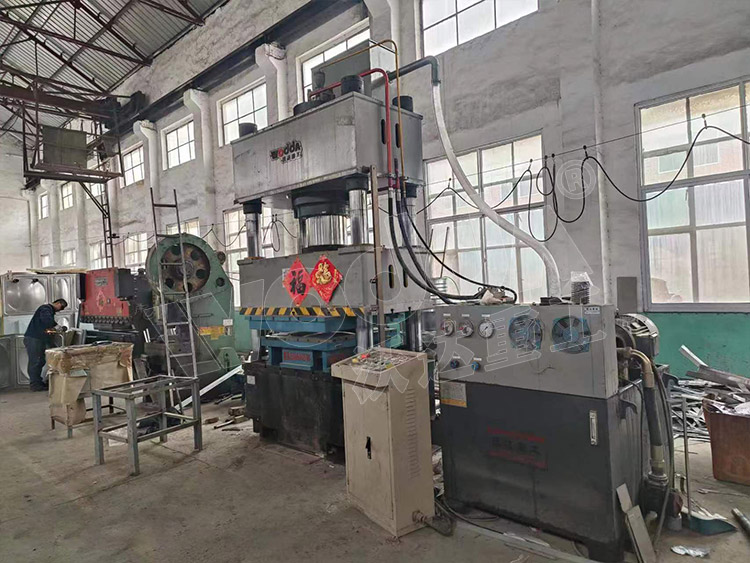 不銹鋼水箱板液壓機客戶現場 不銹鋼水箱板液壓機客戶現場