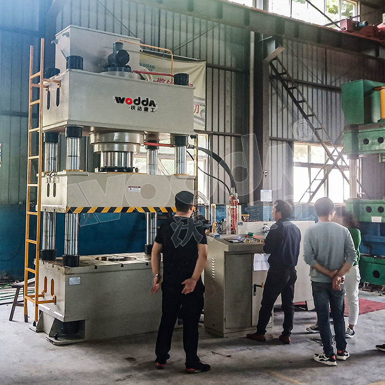 500噸不銹鋼水箱液壓機(jī)客戶現(xiàn)場(chǎng) 500噸不銹鋼水箱液壓機(jī)客戶現(xiàn)場(chǎng)