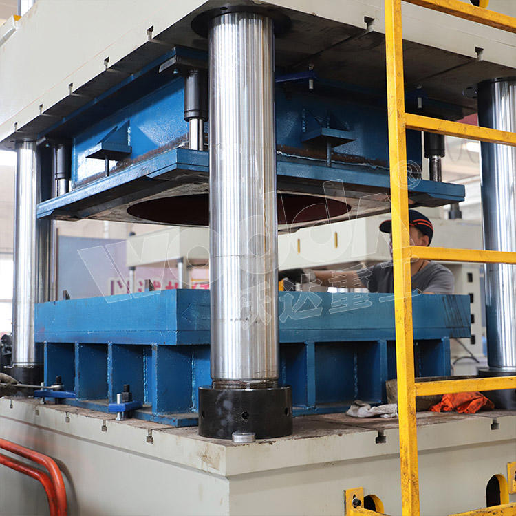 500噸不銹鋼水箱液壓機(jī)(立柱) 500噸不銹鋼水箱液壓機(jī)(立柱)