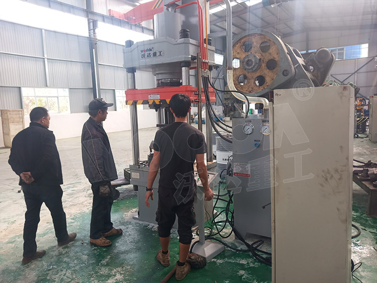 200噸封頭拉伸液壓機(jī)(圖1) 200噸封頭拉伸液壓機(jī)(圖1)