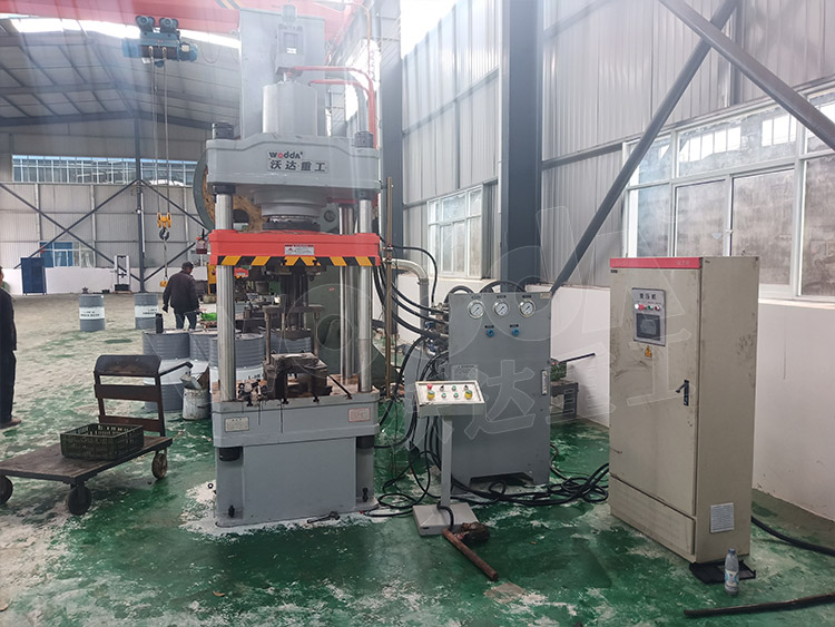 200噸封頭拉伸液壓機(jī)(圖3) 200噸封頭拉伸液壓機(jī)(圖3)