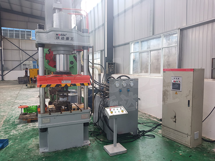 200噸封頭拉伸液壓機(jī)(圖4) 200噸封頭拉伸液壓機(jī)(圖4)