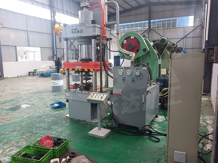 200噸封頭拉伸液壓機(jī)(圖2) 200噸封頭拉伸液壓機(jī)(圖2)