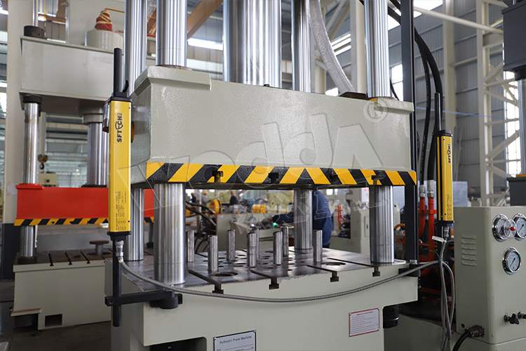 150噸拉伸機(jī)(液壓墊) 150噸拉伸機(jī)(液壓墊)