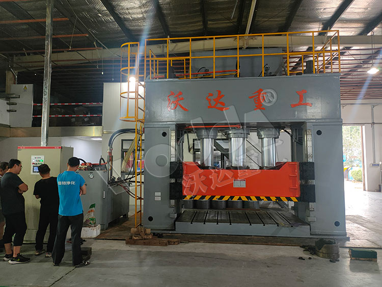 1000噸框架式薄板拉伸液壓機客戶現場 1000噸框架式薄板拉伸液壓機客戶現場