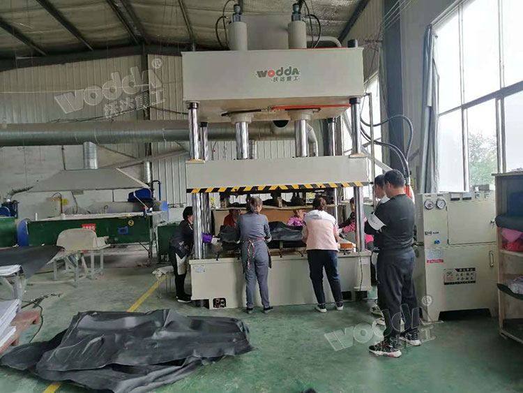 200噸汽車內飾件熱壓成型液壓機 200噸汽車內飾件熱壓成型液壓機