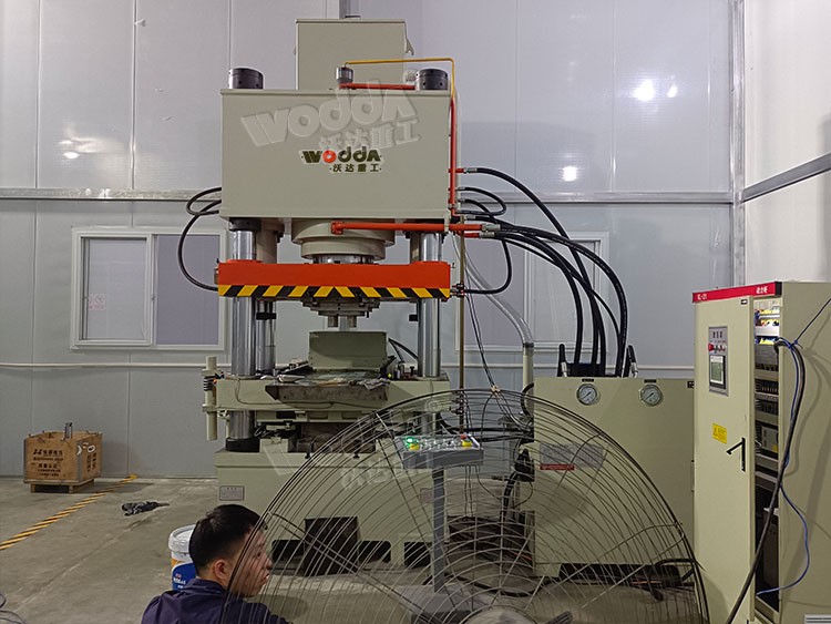 400噸碳化硅粉末壓塊機客戶現(xiàn)場 400噸碳化硅粉末壓塊機客戶現(xiàn)場