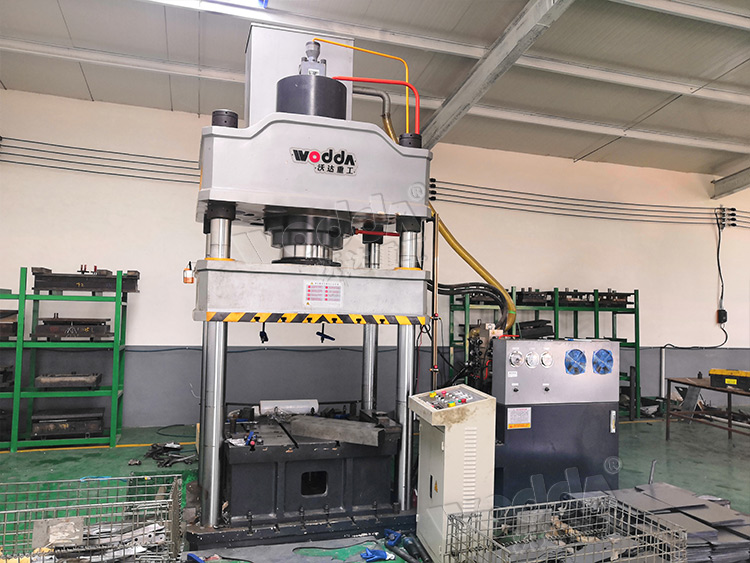 250噸四柱拉伸液壓機(jī)客戶車間 250噸四柱拉伸液壓機(jī)客戶車間