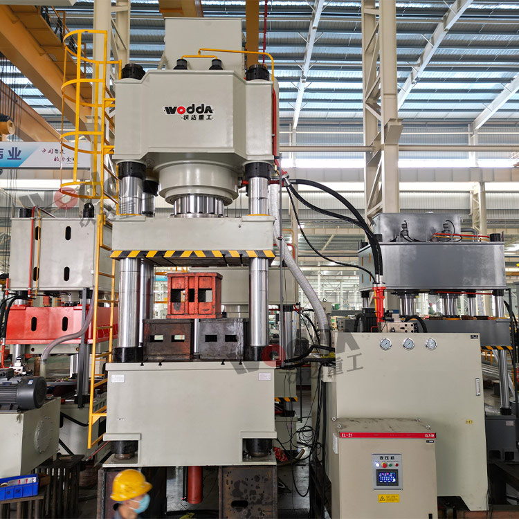 1000噸三梁四柱液壓機車間實物 1000噸三梁四柱液壓機車間實物