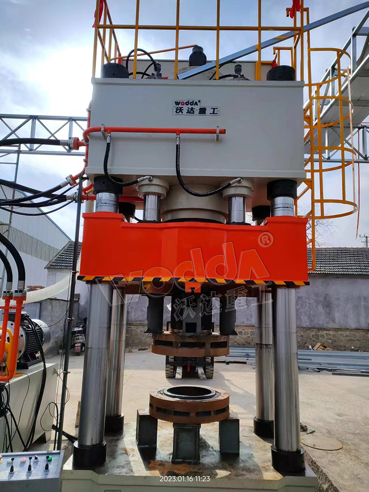 800噸封頭拉伸液壓機客戶現(xiàn)場 800噸封頭拉伸液壓機客戶現(xiàn)場