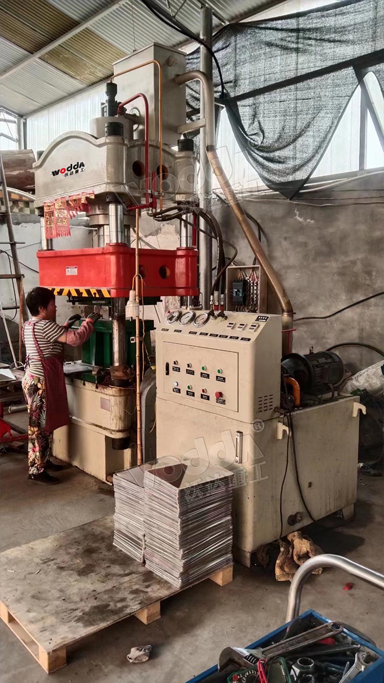 200噸不銹鋼制品拉伸液壓機客戶現場 200噸不銹鋼制品拉伸液壓機客戶現場