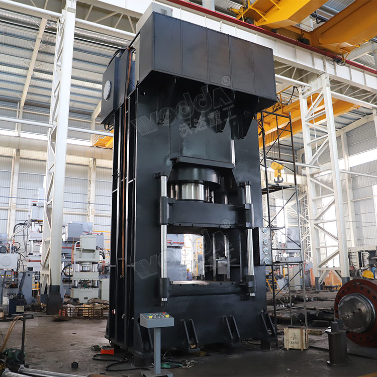 1800噸框架式液壓機(jī)車間調(diào)試.jpg 1800噸框架式液壓機(jī)車間調(diào)試.jpg