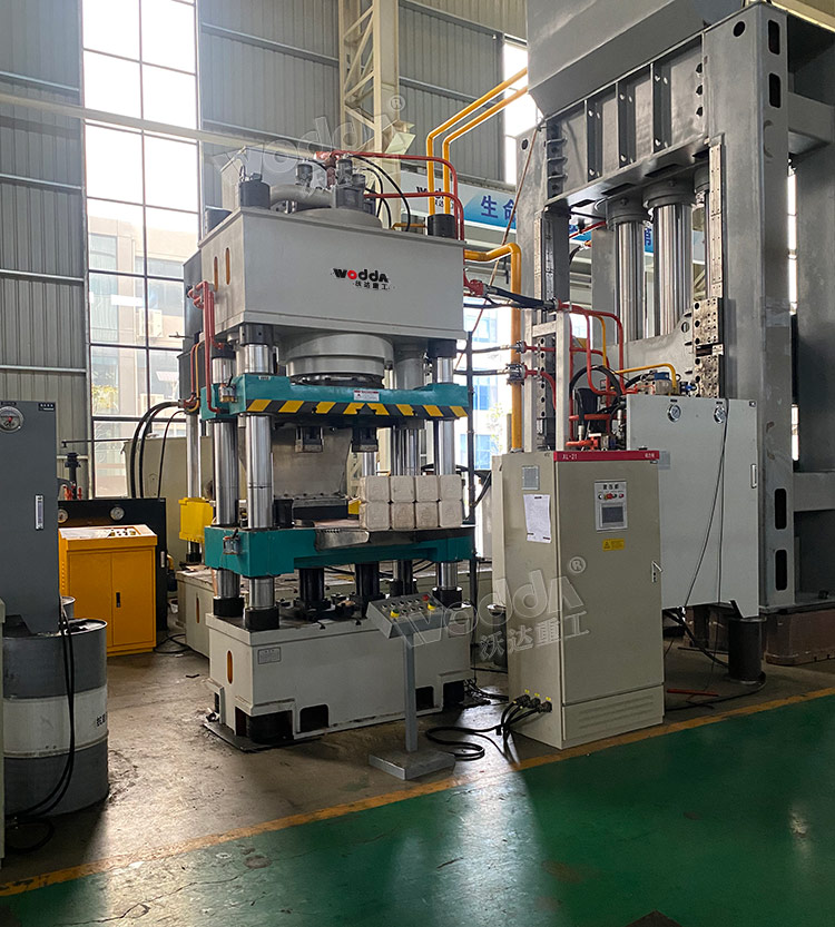 630噸牛羊舔磚液壓機 630噸牛羊舔磚液壓機