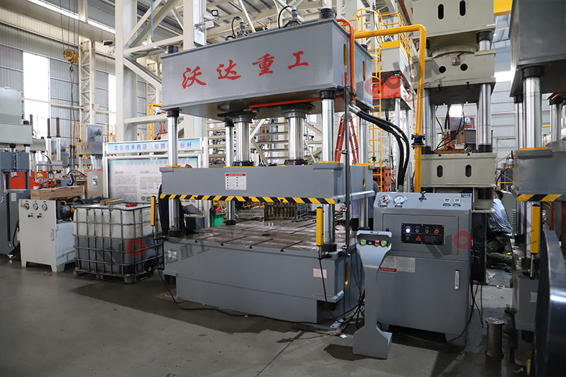 200噸三梁四柱液壓機(jī) 200噸三梁四柱液壓機(jī)