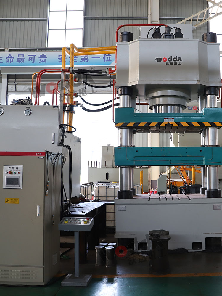 800噸牛羊舔磚液壓機(jī)車間實拍圖 800噸牛羊舔磚液壓機(jī)車間實拍圖