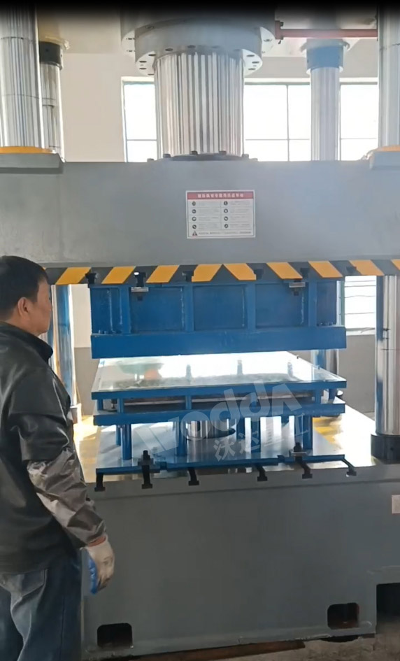 500噸液壓機拉伸米字形不銹鋼水箱板 500噸液壓機拉伸米字形不銹鋼水箱板