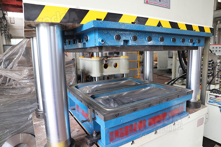 500噸四柱液壓機加工巧克力水箱板 500噸四柱液壓機加工巧克力水箱板