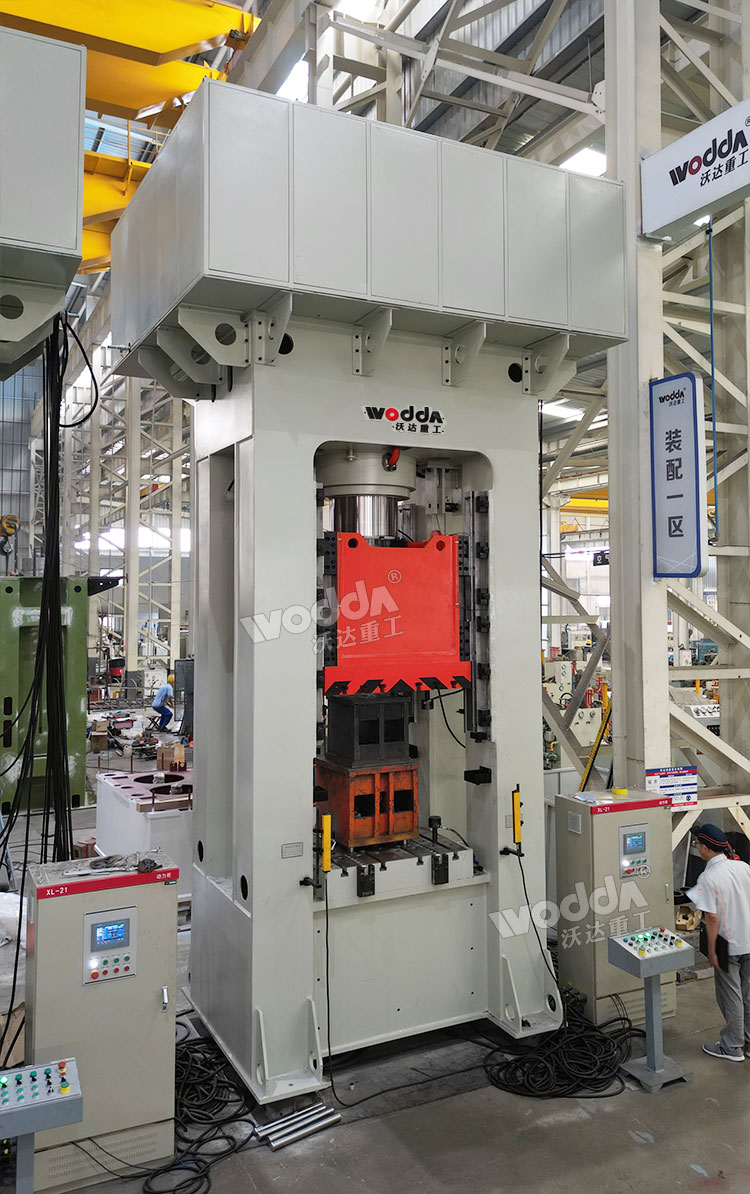 630噸框架式液壓機車間調試 630噸框架式液壓機車間調試