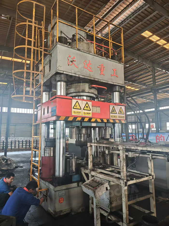 1000噸汽車輪轂沖壓成型液壓機現場 1000噸汽車輪轂沖壓成型液壓機現場