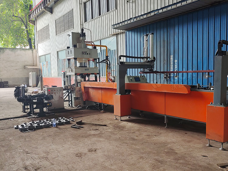 200噸礦用錨桿托盤生產線現場 200噸礦用錨桿托盤生產線現場