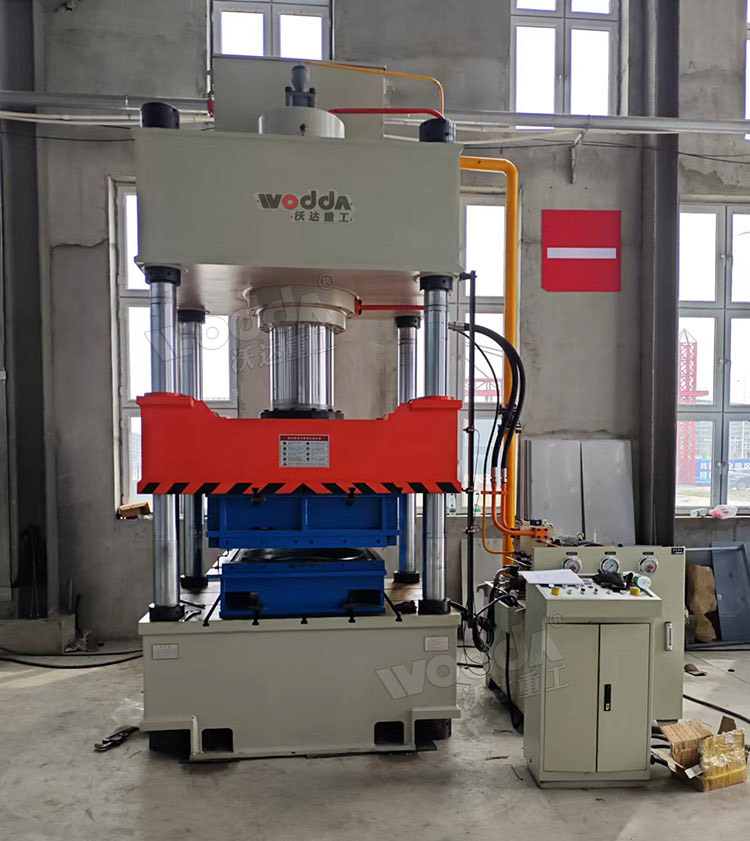 400噸不銹鋼水箱板液壓機(jī)現(xiàn)場 400噸不銹鋼水箱板液壓機(jī)現(xiàn)場