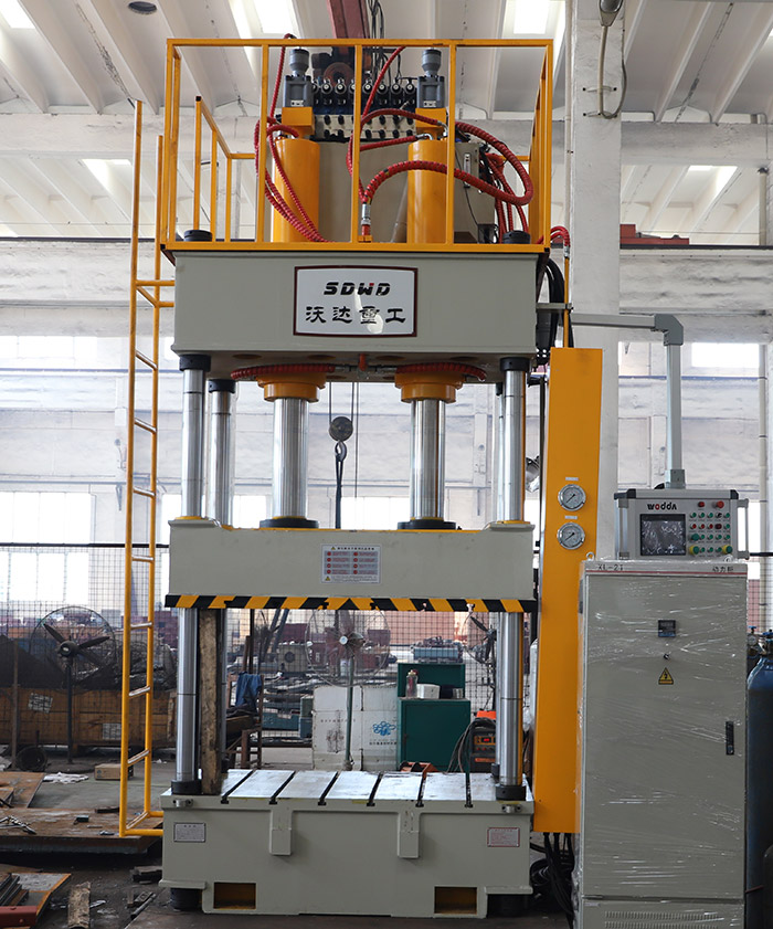 灰斗車成型液壓機(jī)實物拍攝
